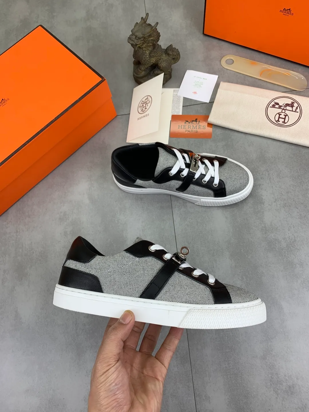 Men's men's shoes 💰P640 New Hermes top version Hermès classic couple style #𝐊𝐞𝐥𝐥𝐲 buckle casual white shoes skateboard shoes that will not conflict with shoes at all. Full of unknowns, Hermès rarely produces flat casual shoes and they are paired with classic palladium-plated Kelly shoe buckles! You'll fall in love with it at first sight. It's super versatile and can be worn with any skirt or pants. 🉑️Close your eyes and wear it. It's super noble. Fabric: Specific cowhide/canvas material. Lining: Sheepskin lining. Outsole: Original molded TPU outsole. Size: 35-45.